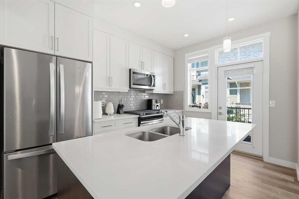 312 Wentworth Row Sw, Calgary, AB - Indoor Photo Showing Kitchen With Stainless Steel Kitchen With Double Sink With Upgraded Kitchen