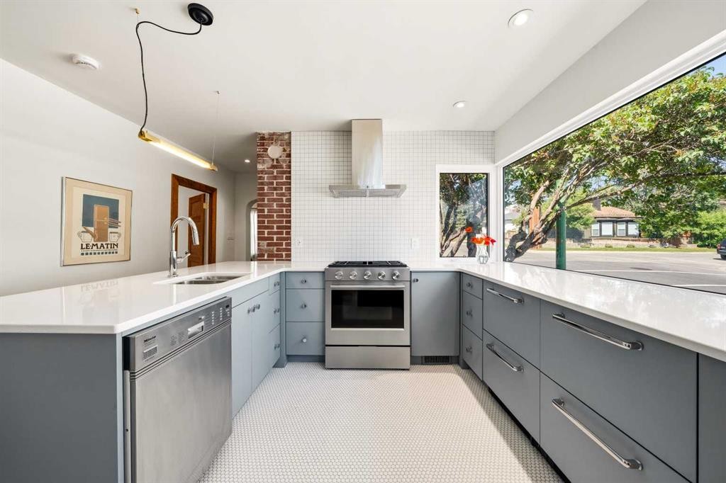 3222 1 Street Ne, Calgary, AB - Indoor Photo Showing Kitchen