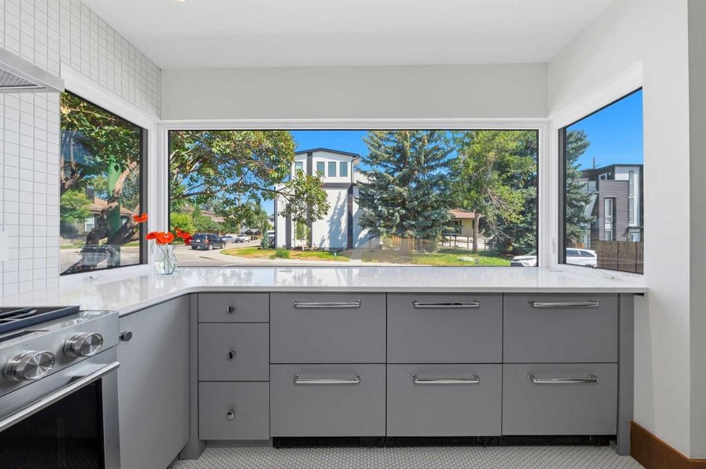 3222 1 Street Ne, Calgary, AB - Indoor Photo Showing Kitchen