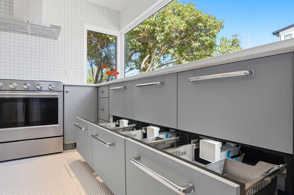 3222 1 Street Ne, Calgary, AB - Indoor Photo Showing Kitchen