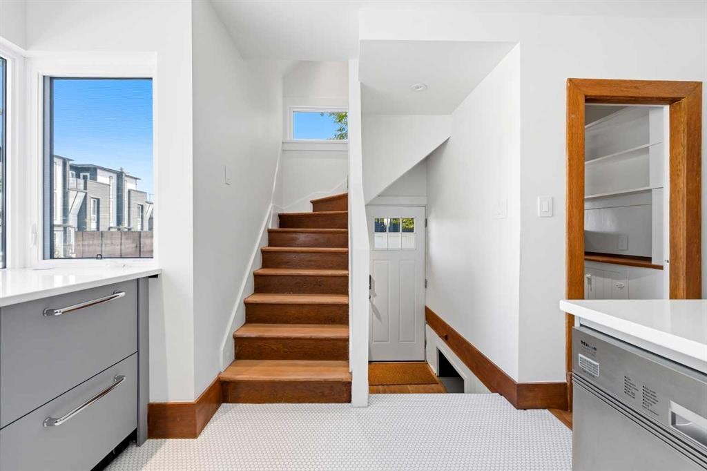 3222 1 Street Ne, Calgary, AB - Indoor Photo Showing Other Room