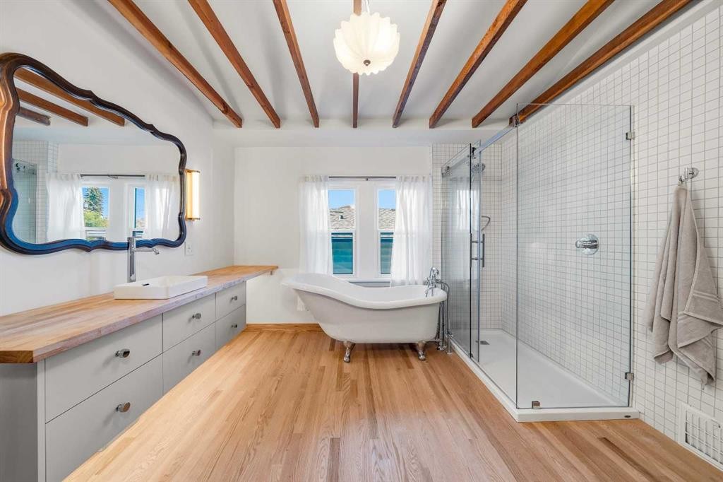 3222 1 Street Ne, Calgary, AB - Indoor Photo Showing Bathroom