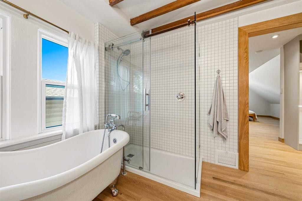 3222 1 Street Ne, Calgary, AB - Indoor Photo Showing Bathroom