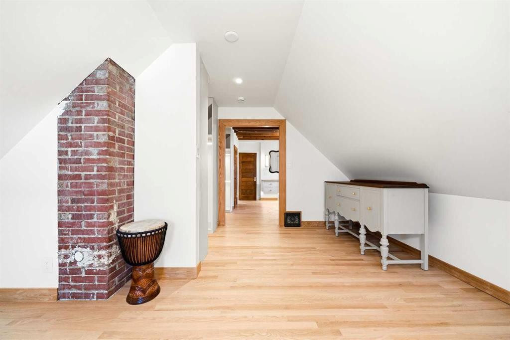 3222 1 Street Ne, Calgary, AB - Indoor Photo Showing Other Room