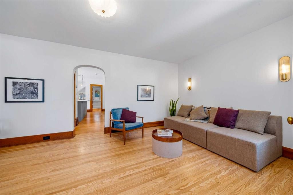 3222 1 Street Ne, Calgary, AB - Indoor Photo Showing Living Room