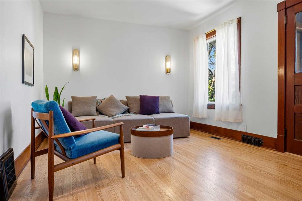 3222 1 Street Ne, Calgary, AB - Indoor Photo Showing Living Room