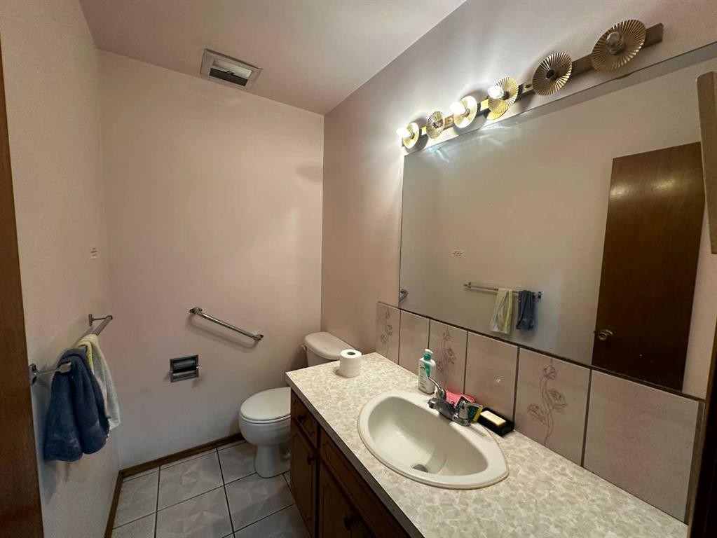 3207 Utah Place Nw, Calgary, AB - Indoor Photo Showing Bathroom