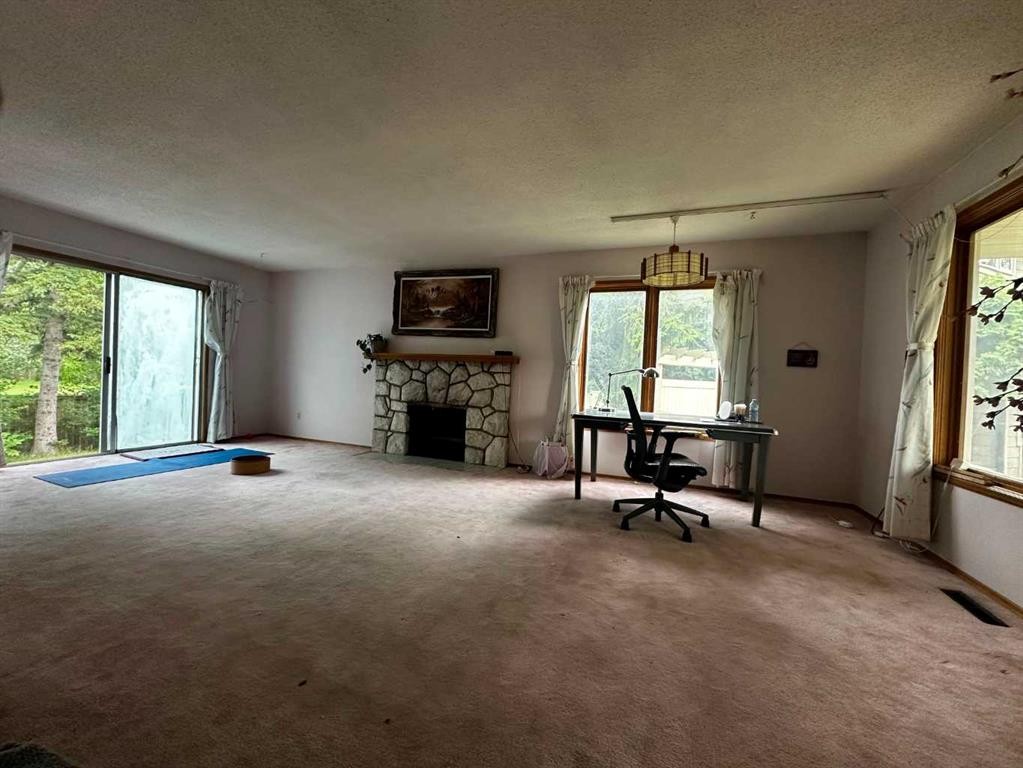 3207 Utah Place Nw, Calgary, AB - Indoor With Fireplace
