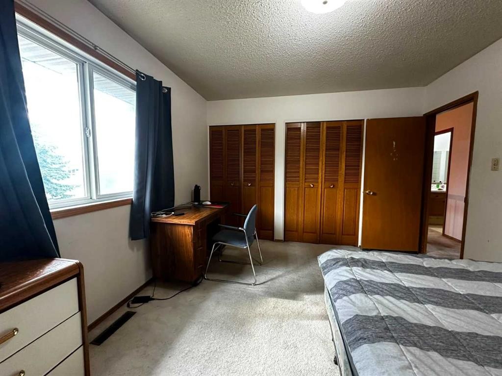 3207 Utah Place Nw, Calgary, AB - Indoor Photo Showing Bedroom