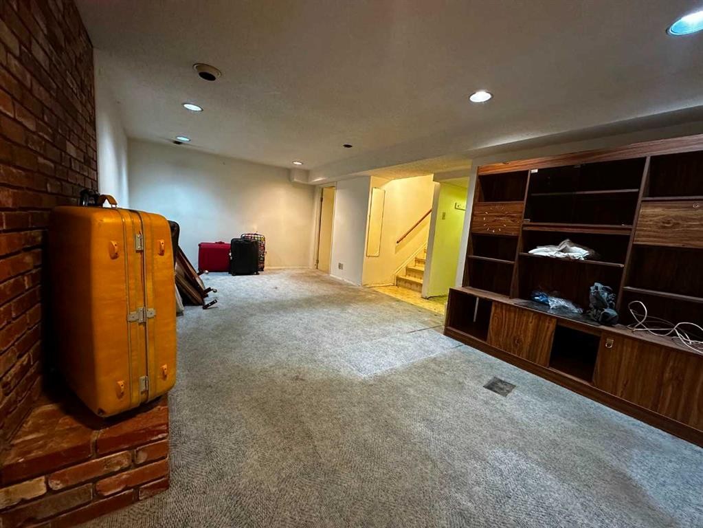 3207 Utah Place Nw, Calgary, AB - Indoor Photo Showing Other Room