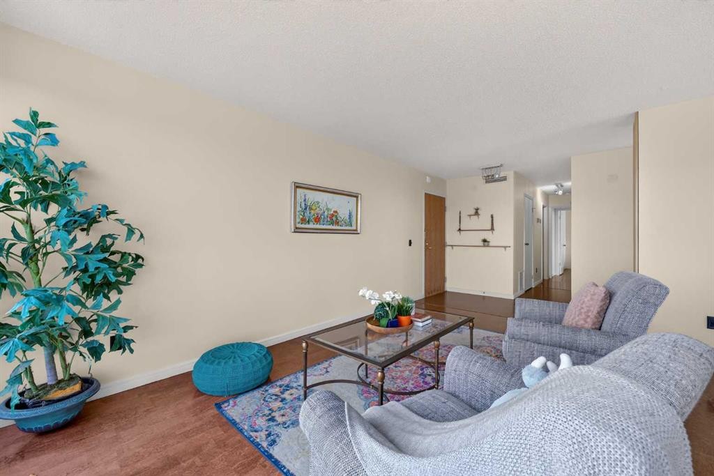 1607-145 Point Drive Nw, Calgary, AB - Indoor Photo Showing Other Room