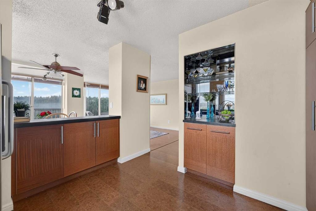 1607-145 Point Drive Nw, Calgary, AB - Indoor Photo Showing Kitchen