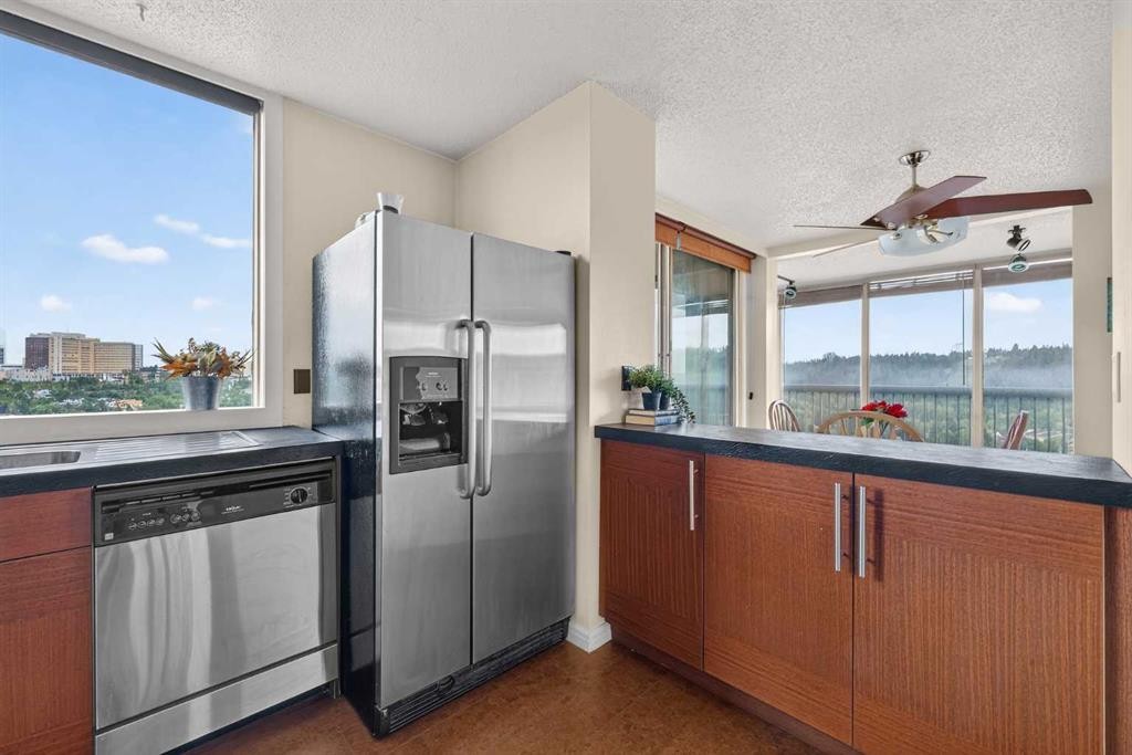 1607-145 Point Drive Nw, Calgary, AB - Indoor Photo Showing Living Room