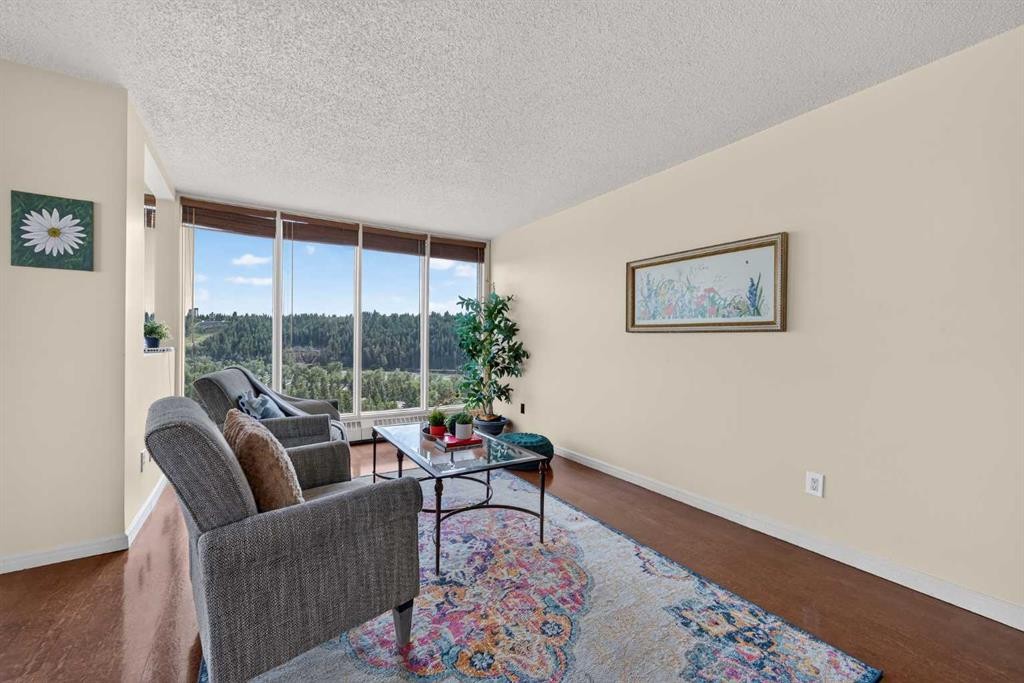 1607-145 Point Drive Nw, Calgary, AB - Indoor Photo Showing Living Room
