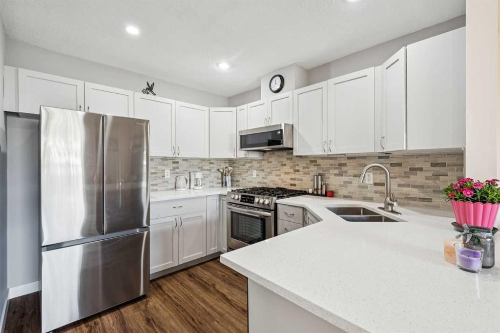 212 Bayside Point Sw, Airdrie, AB - Indoor Photo Showing Kitchen With Double Sink With Upgraded Kitchen