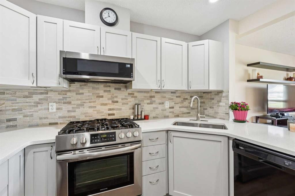 212 Bayside Point Sw, Airdrie, AB - Indoor Photo Showing Kitchen With Upgraded Kitchen