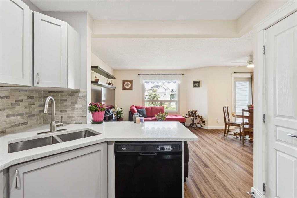 212 Bayside Point Sw, Airdrie, AB - Indoor Photo Showing Kitchen With Double Sink