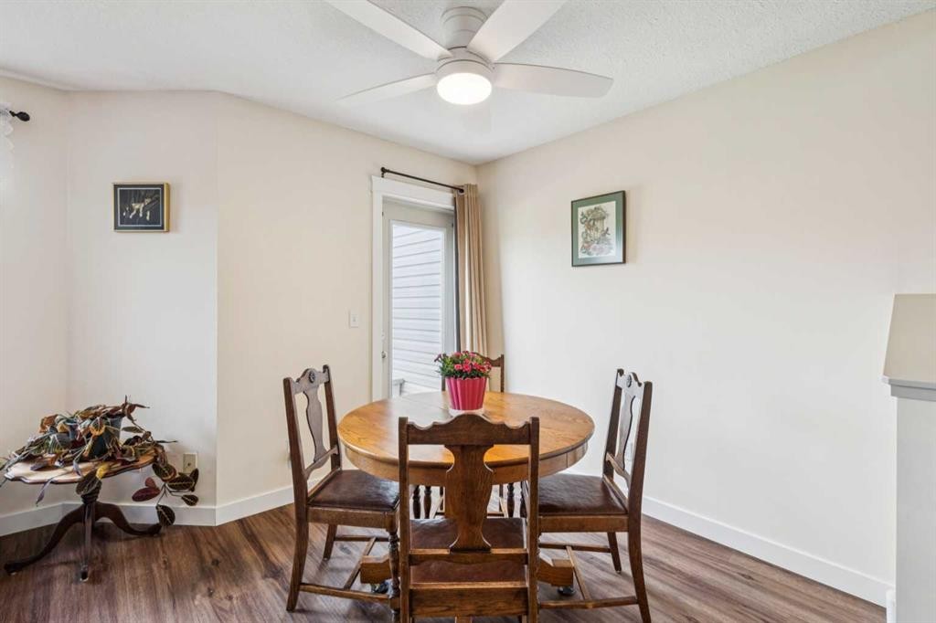 212 Bayside Point Sw, Airdrie, AB - Indoor Photo Showing Dining Room