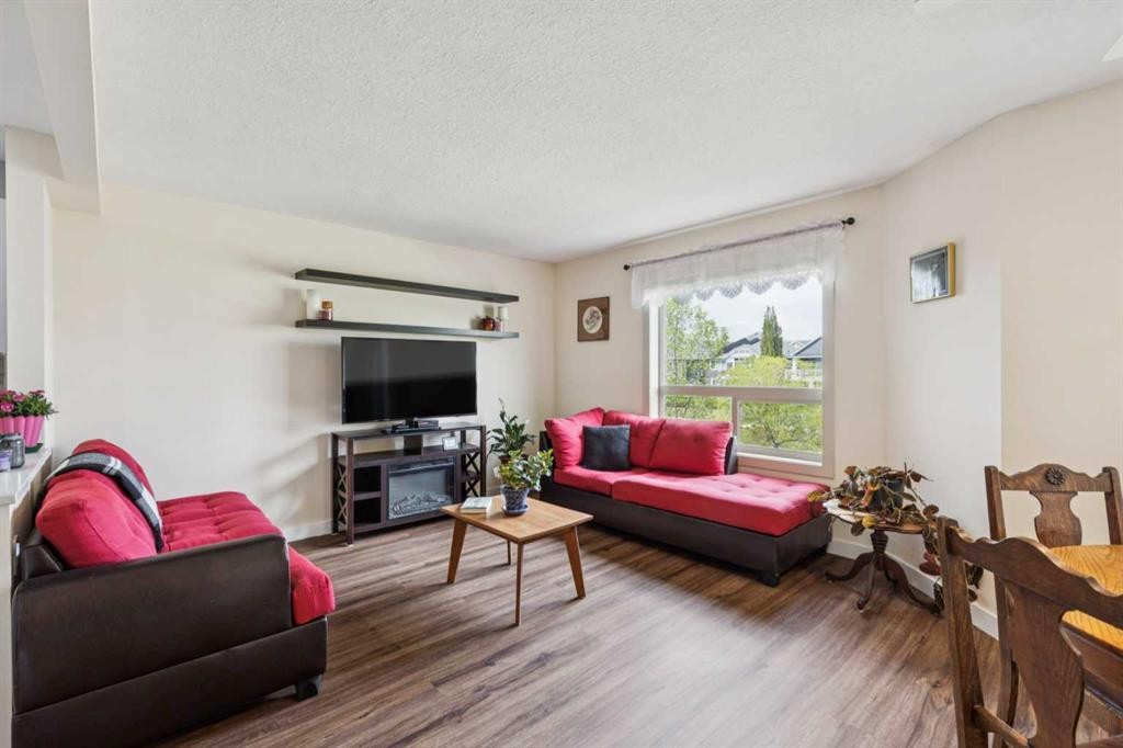 212 Bayside Point Sw, Airdrie, AB - Indoor Photo Showing Living Room