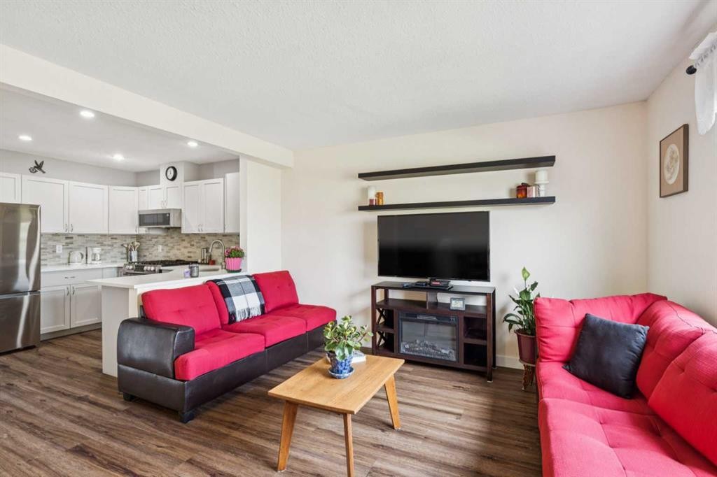 212 Bayside Point Sw, Airdrie, AB - Indoor Photo Showing Living Room