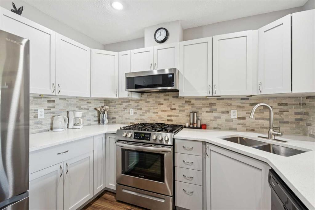 212 Bayside Point Sw, Airdrie, AB - Indoor Photo Showing Kitchen With Double Sink With Upgraded Kitchen