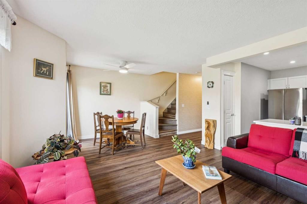 212 Bayside Point Sw, Airdrie, AB - Indoor Photo Showing Living Room