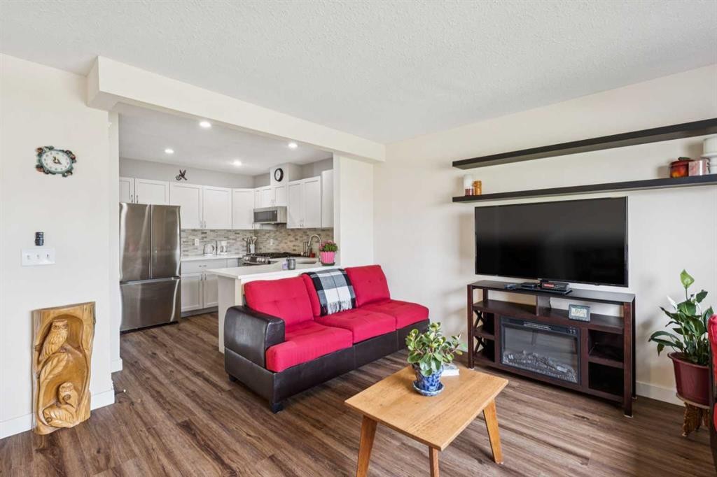 212 Bayside Point Sw, Airdrie, AB - Indoor Photo Showing Living Room