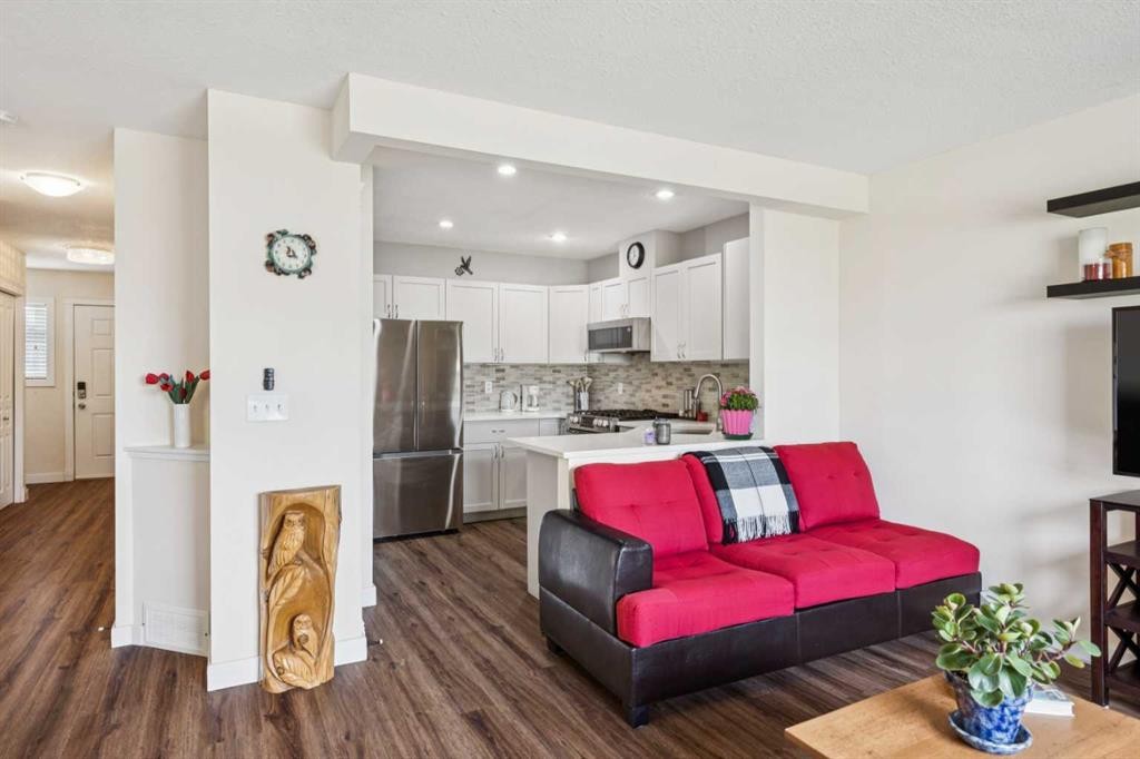 212 Bayside Point Sw, Airdrie, AB - Indoor Photo Showing Kitchen