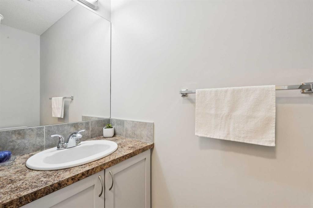 212 Bayside Point Sw, Airdrie, AB - Indoor Photo Showing Bathroom