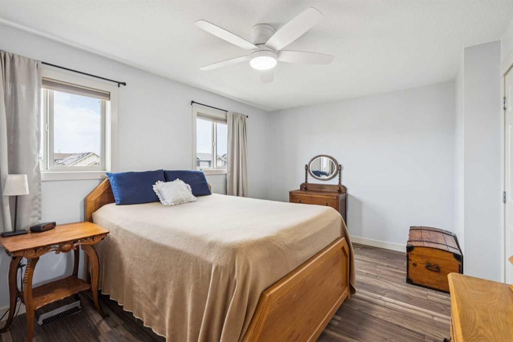 212 Bayside Point Sw, Airdrie, AB - Indoor Photo Showing Bedroom