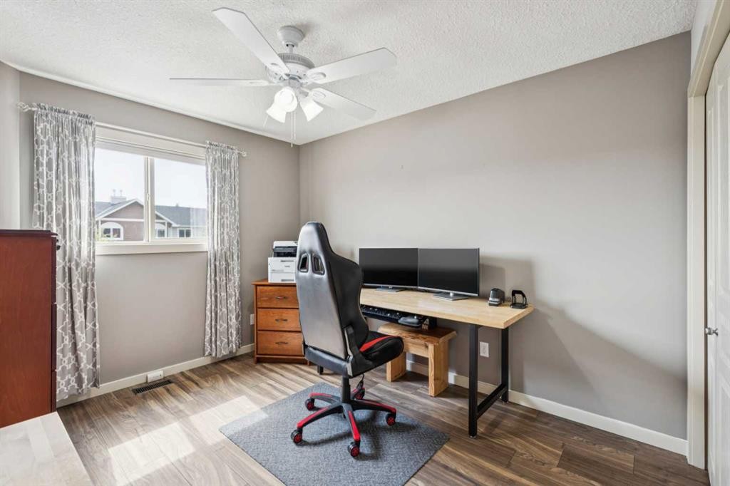212 Bayside Point Sw, Airdrie, AB - Indoor Photo Showing Office