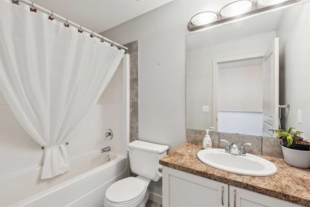 212 Bayside Point Sw, Airdrie, AB - Indoor Photo Showing Bathroom