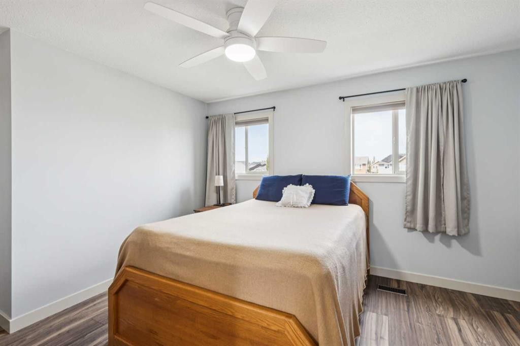 212 Bayside Point Sw, Airdrie, AB - Indoor Photo Showing Bedroom