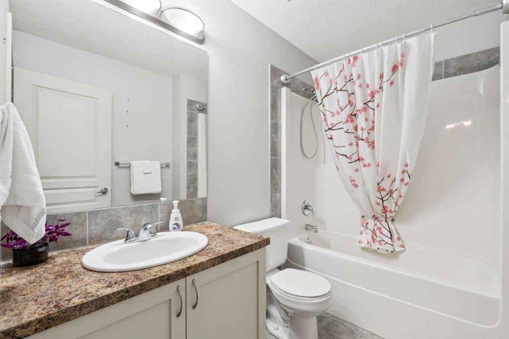 212 Bayside Point Sw, Airdrie, AB - Indoor Photo Showing Bathroom