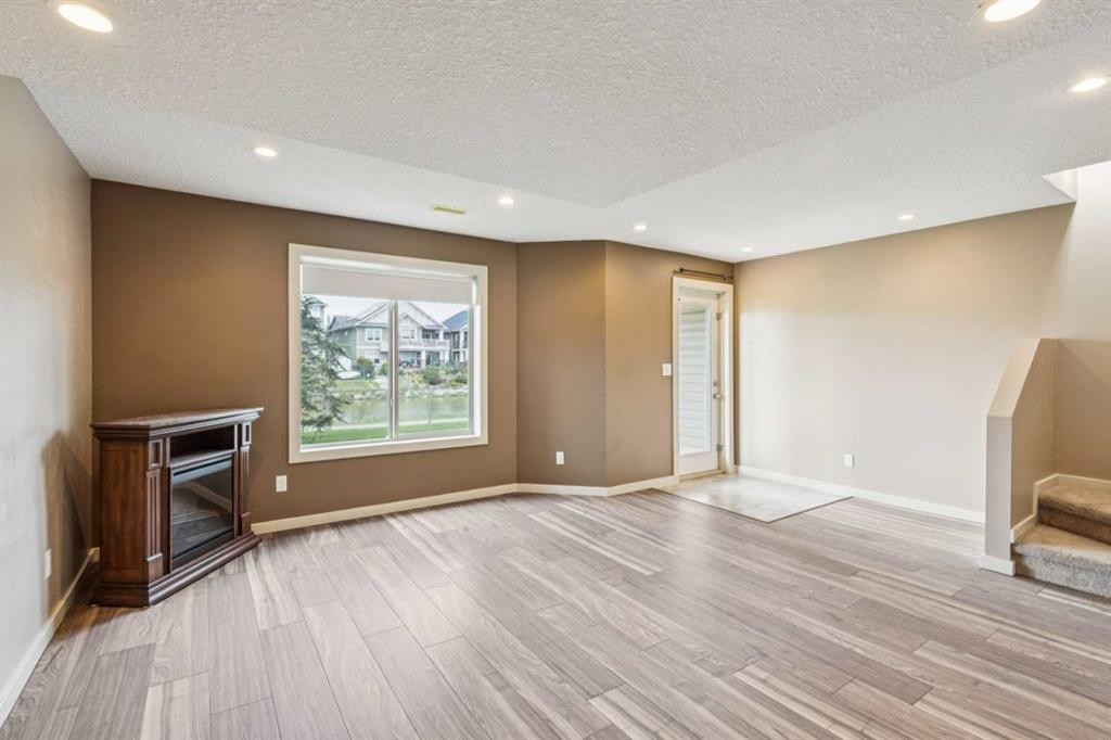 212 Bayside Point Sw, Airdrie, AB - Indoor Photo Showing Other Room