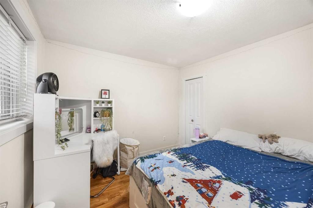 102-3103 Blakiston Drive Nw, Calgary, AB - Indoor Photo Showing Bedroom