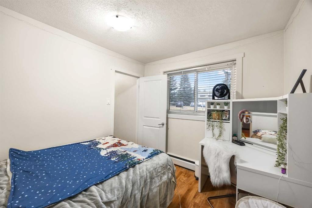 102-3103 Blakiston Drive Nw, Calgary, AB - Indoor Photo Showing Bedroom