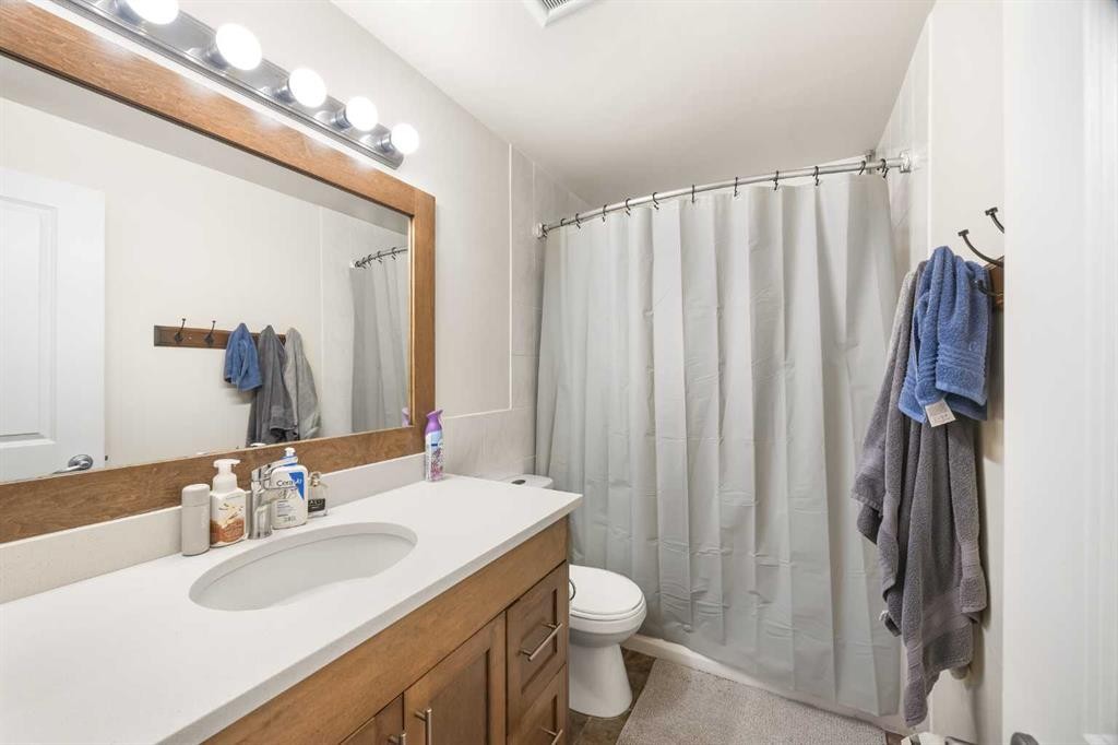 102-3103 Blakiston Drive Nw, Calgary, AB - Indoor Photo Showing Bathroom