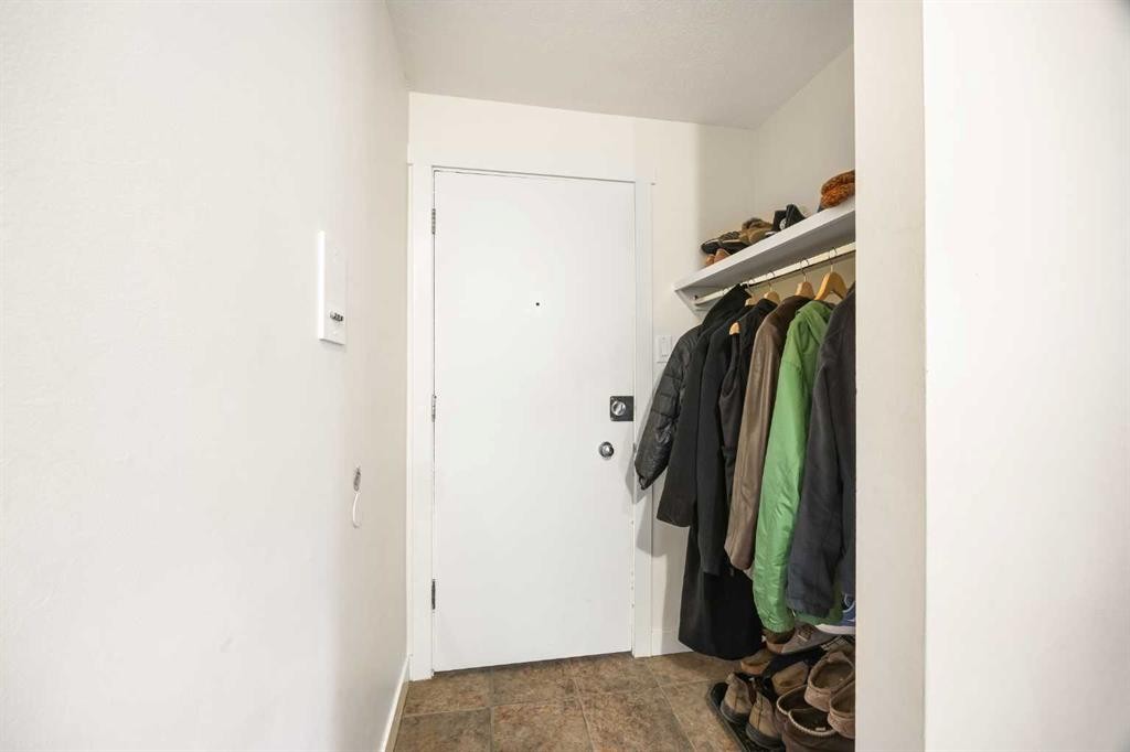 102-3103 Blakiston Drive Nw, Calgary, AB - Indoor