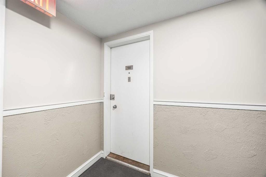 102-3103 Blakiston Drive Nw, Calgary, AB - Indoor Photo Showing Other Room