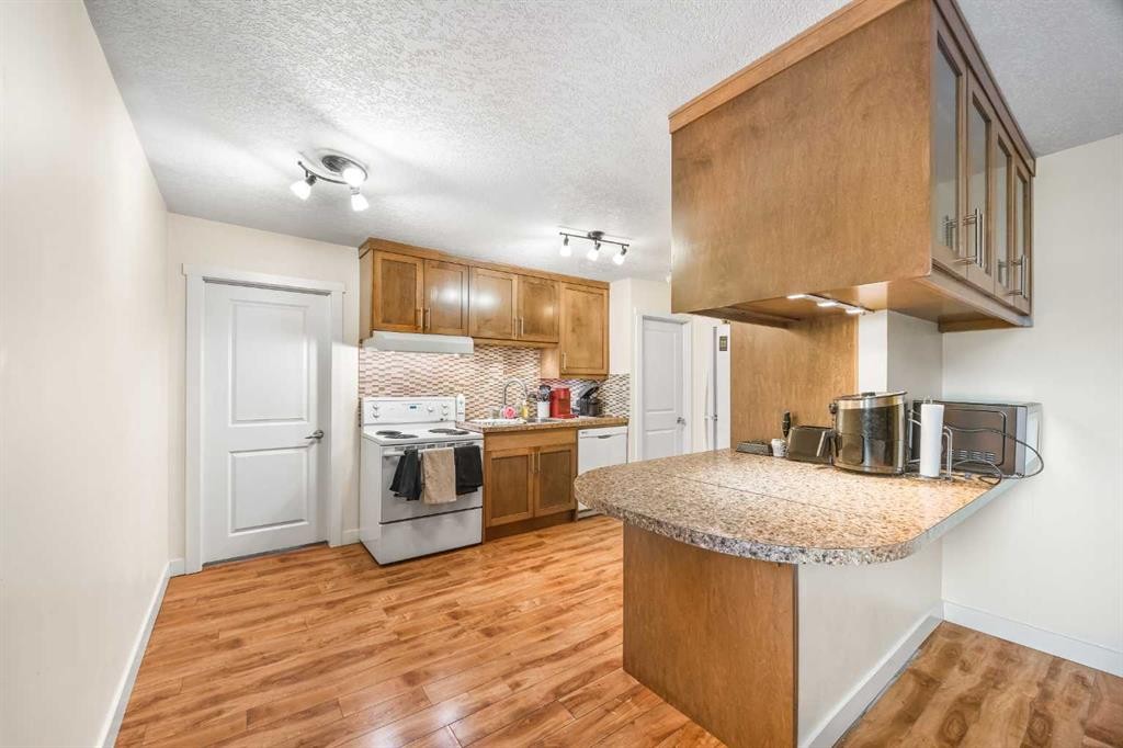 102-3103 Blakiston Drive Nw, Calgary, AB - Indoor Photo Showing Kitchen