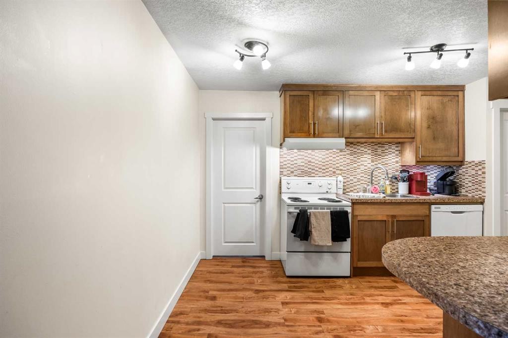 102-3103 Blakiston Drive Nw, Calgary, AB - Indoor Photo Showing Kitchen