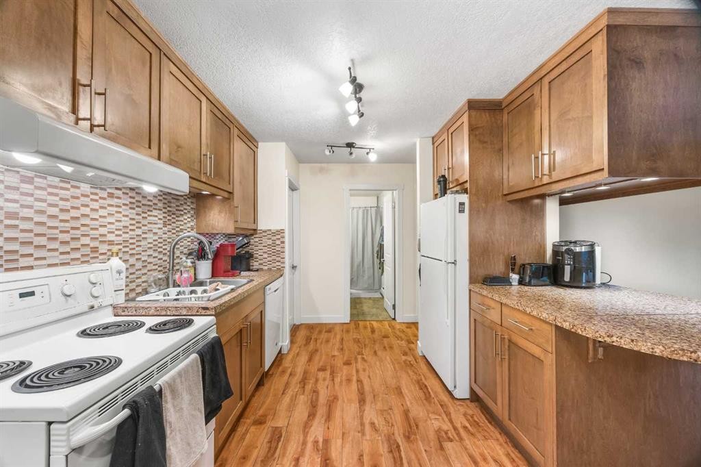 102-3103 Blakiston Drive Nw, Calgary, AB - Indoor Photo Showing Kitchen
