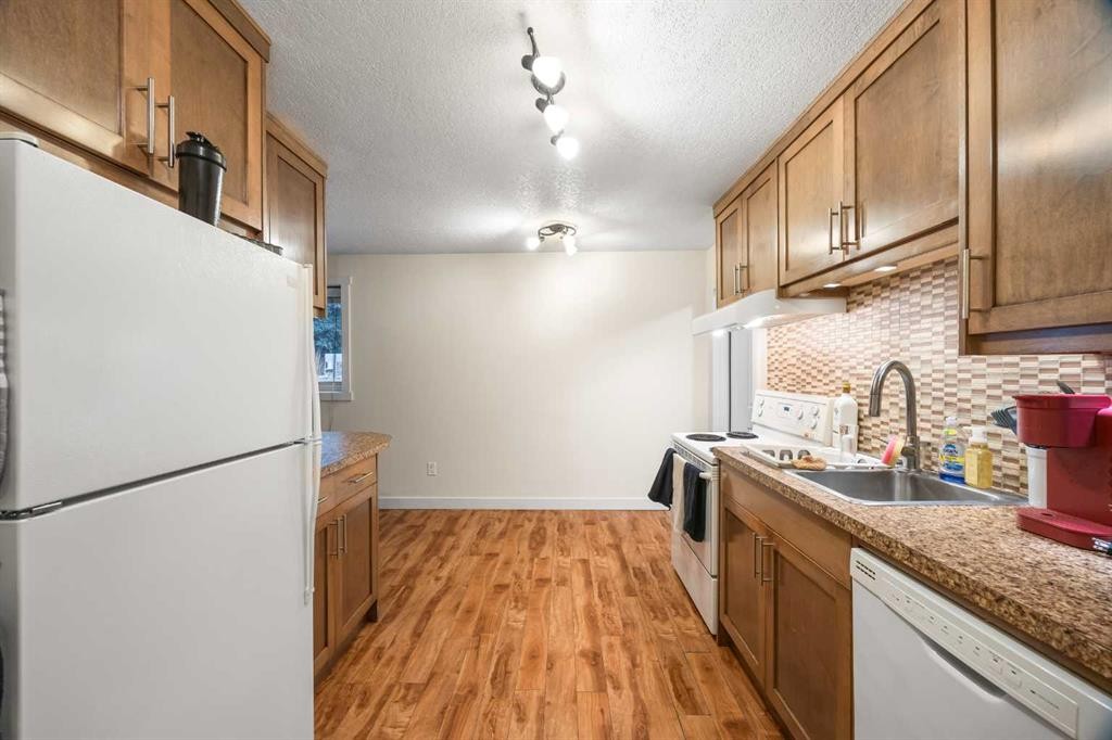 102-3103 Blakiston Drive Nw, Calgary, AB - Indoor Photo Showing Kitchen
