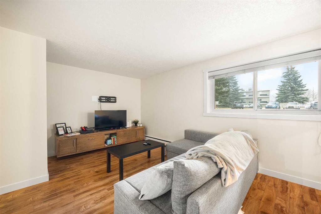 102-3103 Blakiston Drive Nw, Calgary, AB - Indoor Photo Showing Living Room