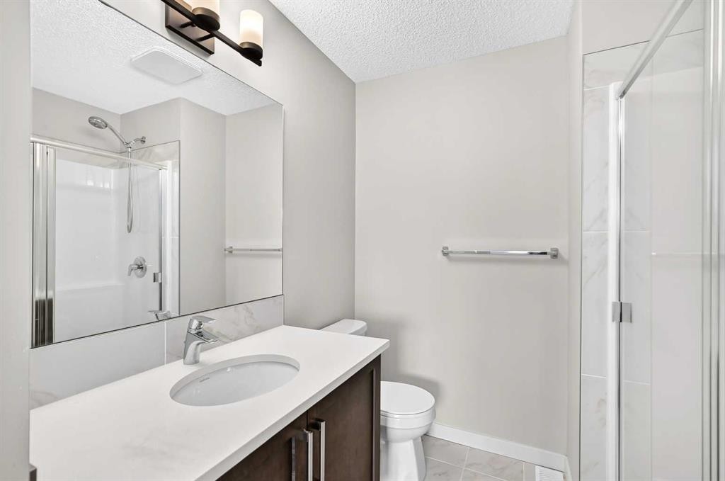716-32 Red Embers Parade Ne, Calgary, AB - Indoor Photo Showing Bathroom