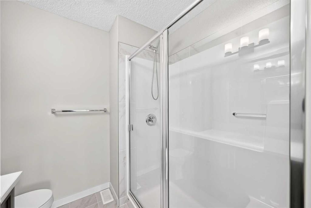 716-32 Red Embers Parade Ne, Calgary, AB - Indoor Photo Showing Bathroom