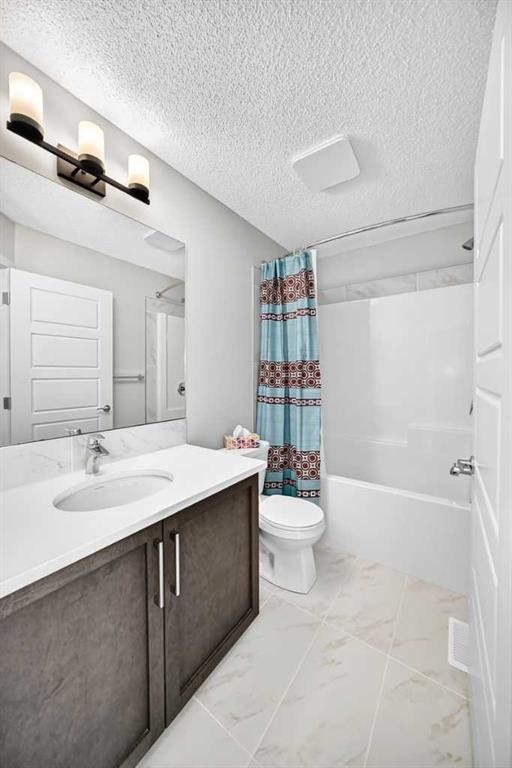 716-32 Red Embers Parade Ne, Calgary, AB - Indoor Photo Showing Bathroom