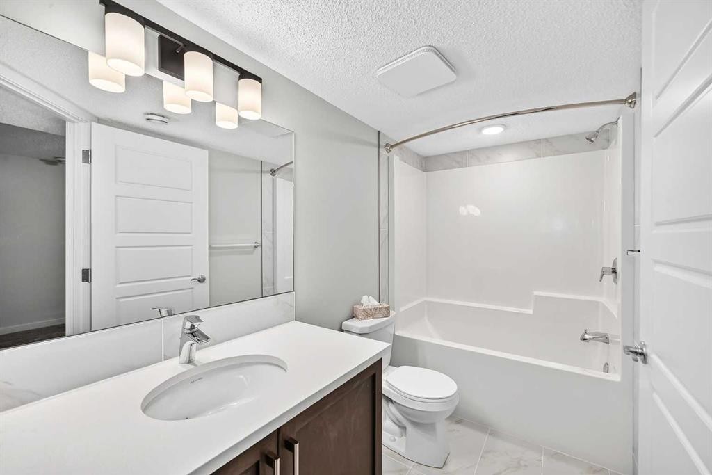 716-32 Red Embers Parade Ne, Calgary, AB - Indoor Photo Showing Bathroom