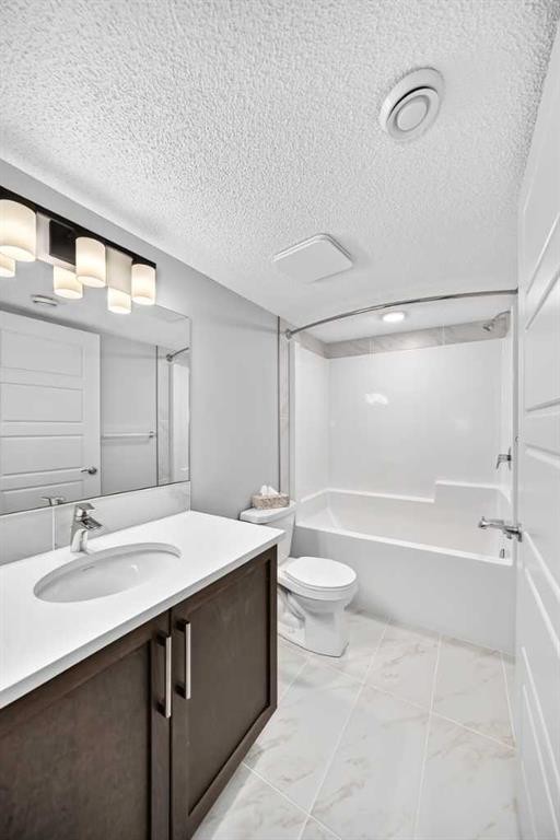 716-32 Red Embers Parade Ne, Calgary, AB - Indoor Photo Showing Bathroom
